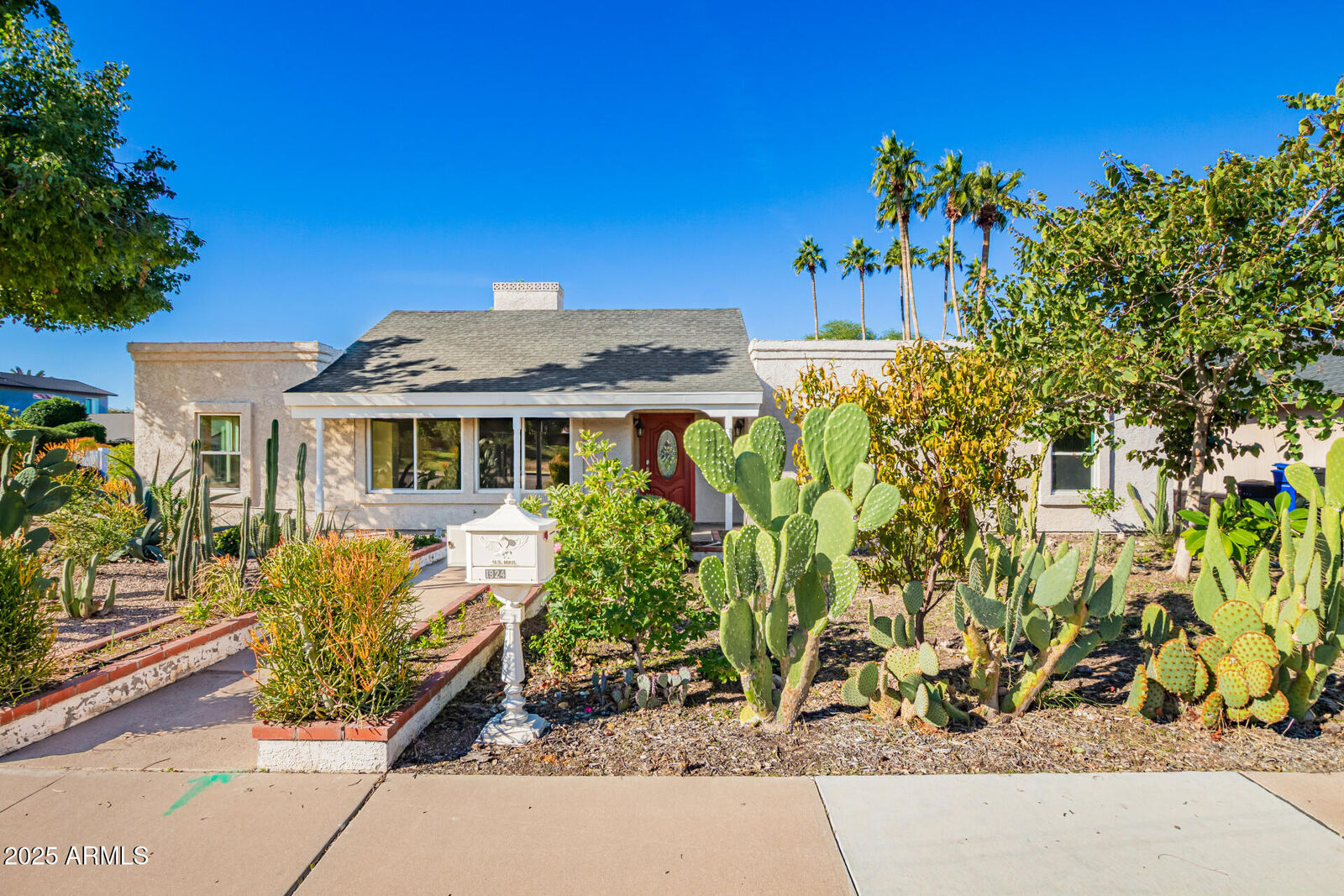 Property Photo:  1924 N Harris Drive  AZ 85203 