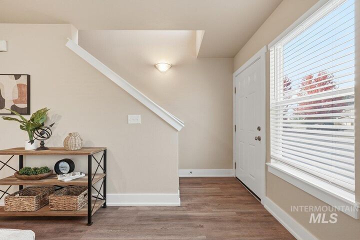 Property Photo:  11026 W Garverdale Ln 101  ID 83713