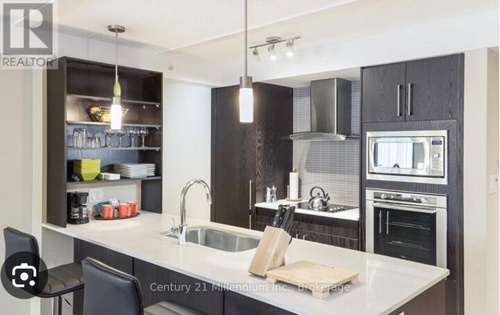 Property Photo: 9 Harbour Street 5404-54 ON L9Y 5C5