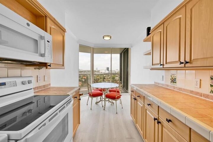 Property Photo:  3640 Yacht Club Dr 1501  FL 33180