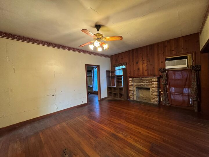 Property Photo: 1108 W Park Avenue TX 77630