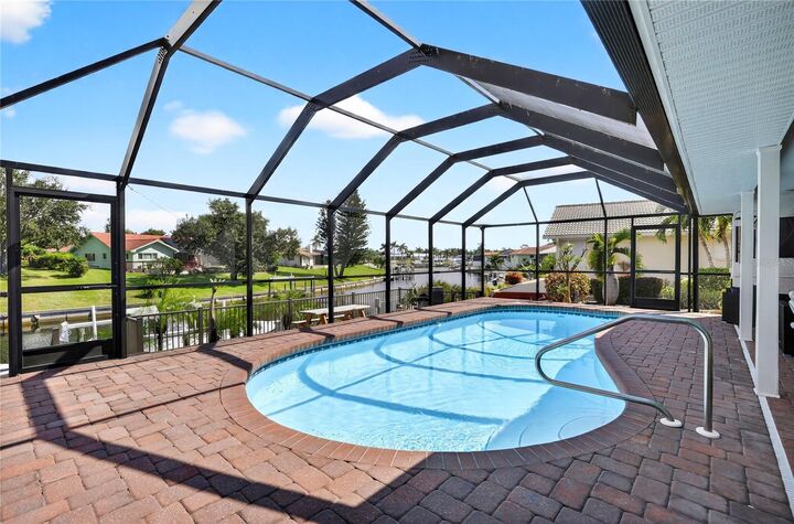 Property Photo: 319 Oakwood Circle FL 34223