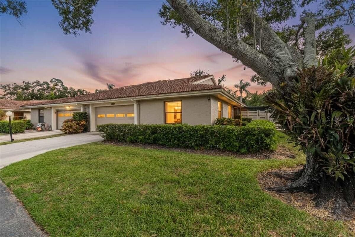 Property Photo:  4565 Lakecrest Place 18  FL 34233