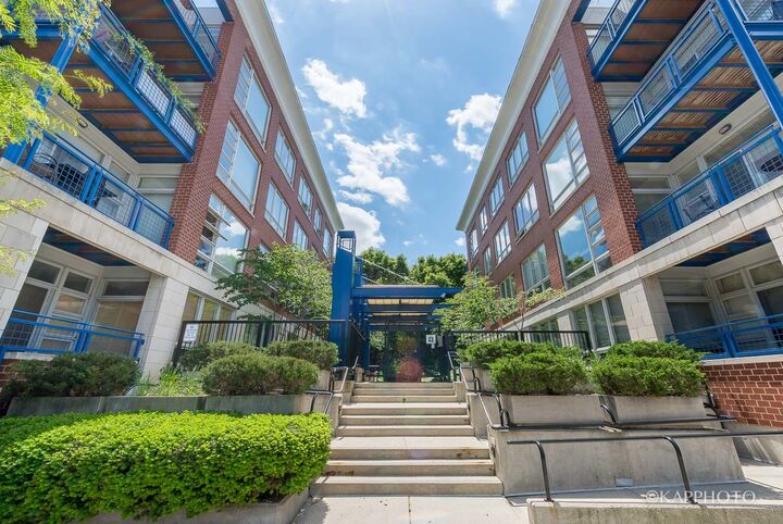 Property Photo:  1151 W Washington Boulevard 102  IL 60607