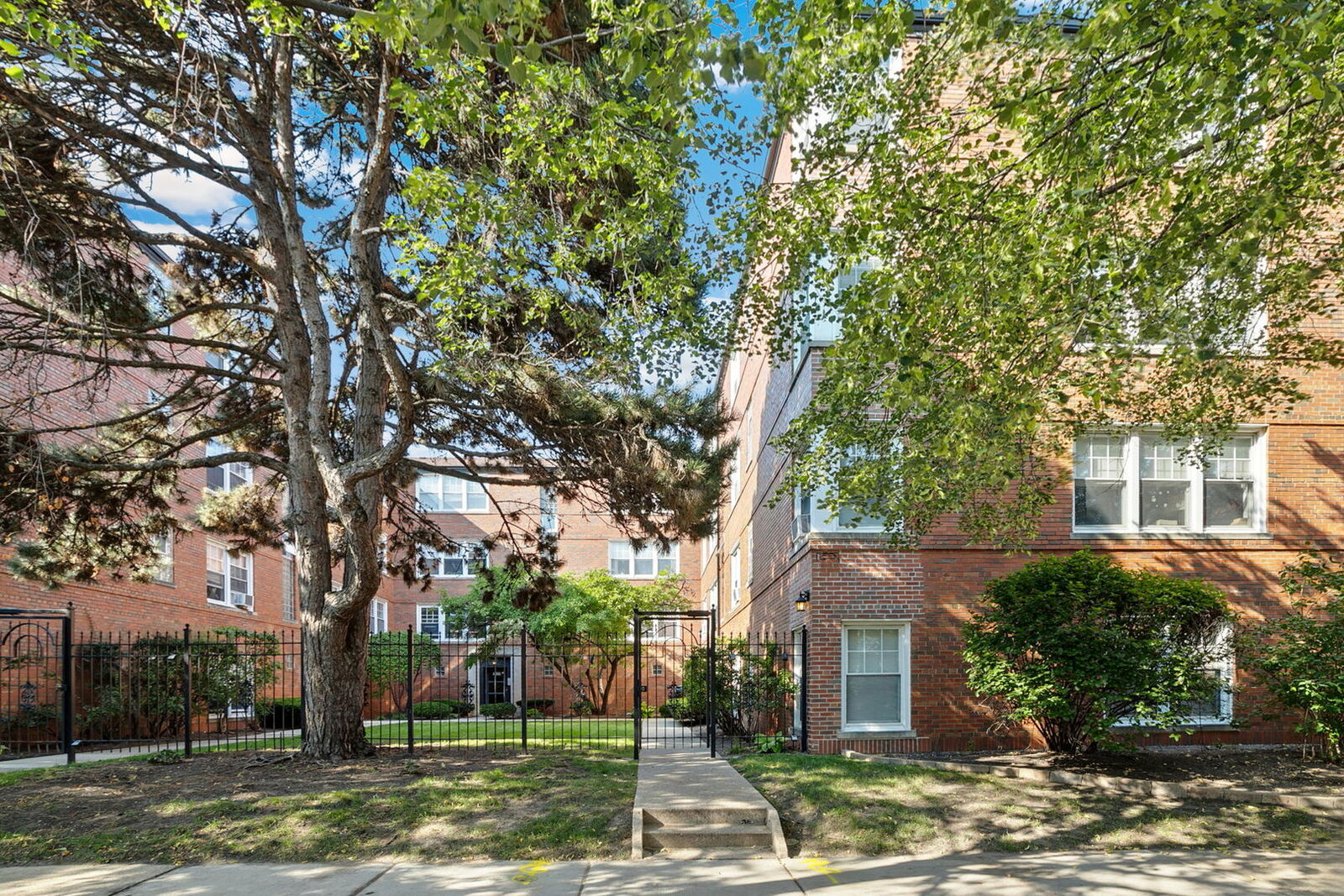 Property Photo: 2420 W Farragut Avenue 3A IL 60625