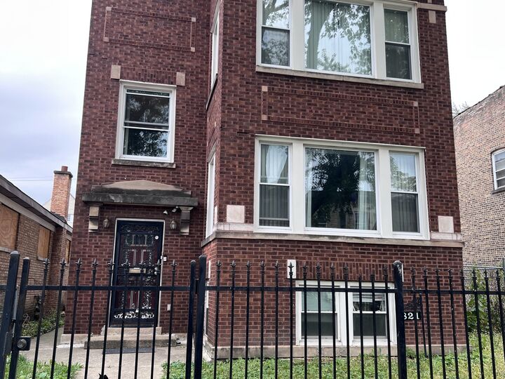 Property Photo:  821 N Waller Avenue 2ndfl  IL 60651