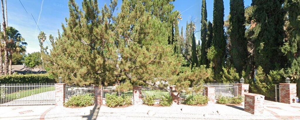 Property Photo:  23035 Calvert St  CA 91367