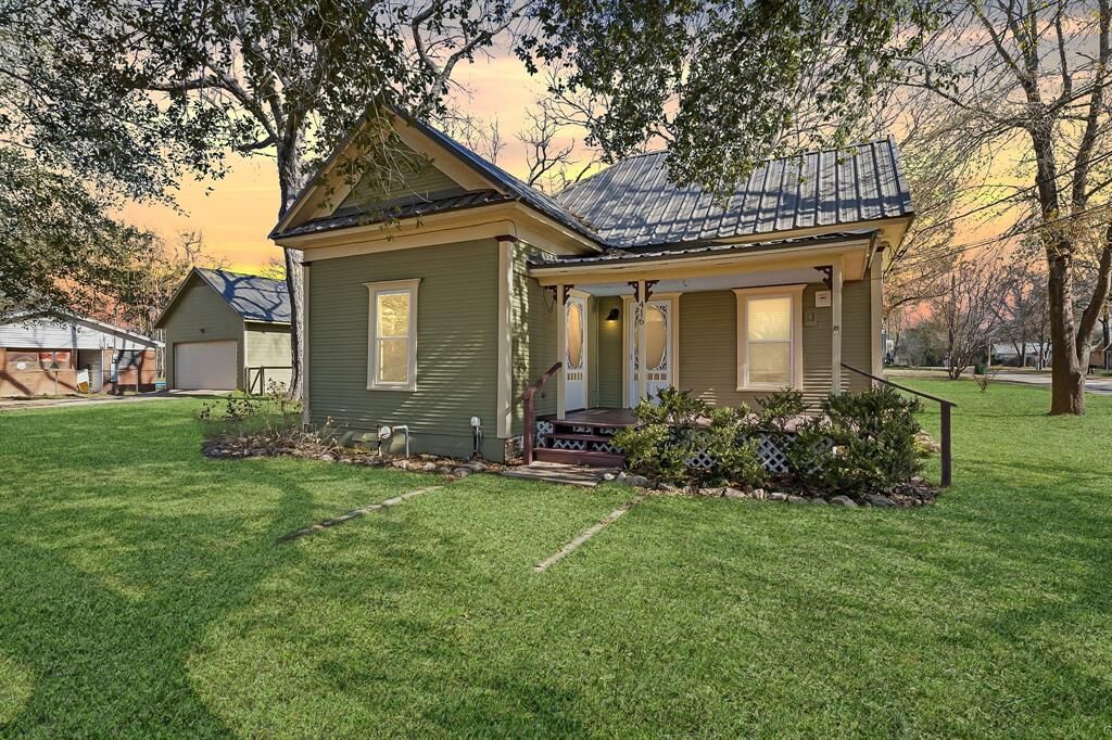 Property Photo:  416 Cockerell Street  TX 75124
