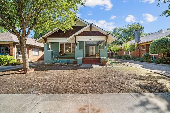 Property Photo: 2219 Fairmount Avenue TX 76110