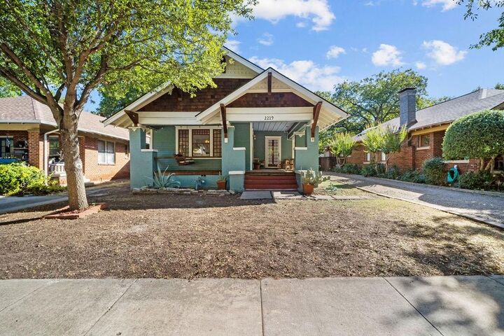 Property Photo:  2219 Fairmount Avenue  TX 76110