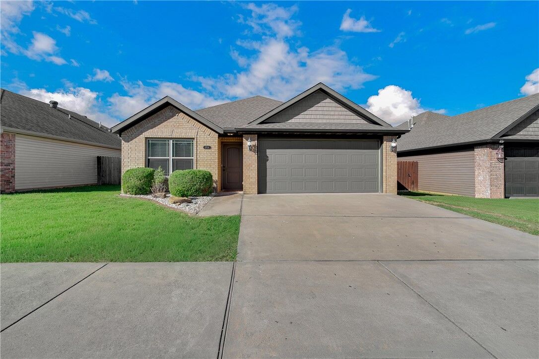 Property Photo: 1714 S K Place AR 72756