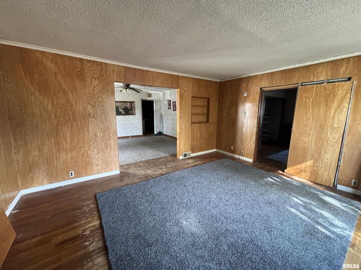 Property Photo:  560 S 4th Avenue  IA 52732