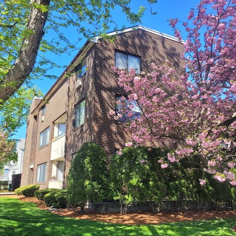 Property Photo: 935 Washington St 7 MA 02460