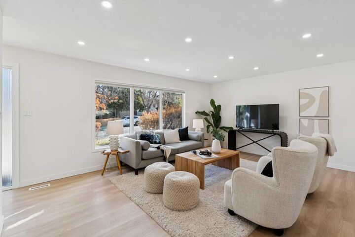 Property Photo:  9607 Oakhill Drive SW  AB T2V 3W4