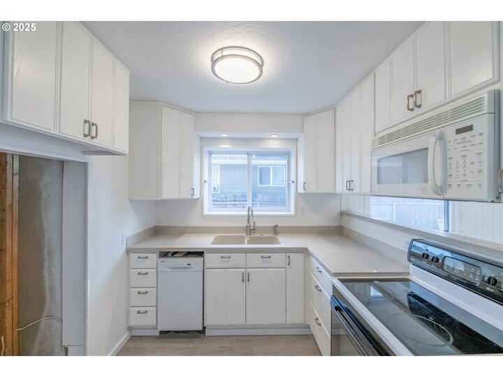 Property Photo:  1385 Waller St  OR 97302 