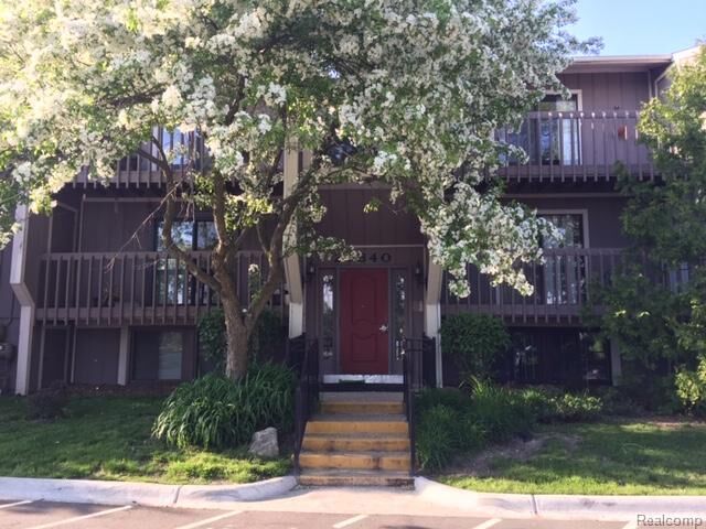 29840 W. 12 Mile Rd., Unit 401  Farmington Hills MI 48334 photo