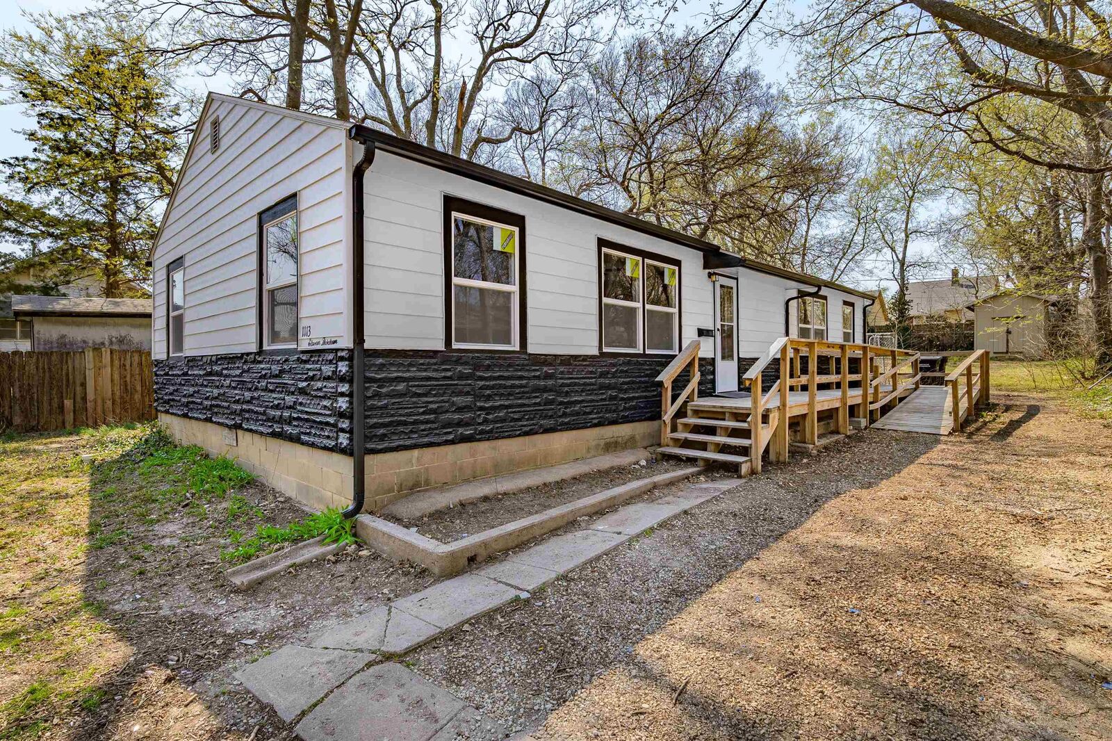 Property Photo:  1113 N School St  KS 67010-1558