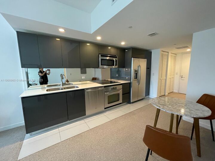 Property Photo: 31 SE 6th St 505 FL 33131