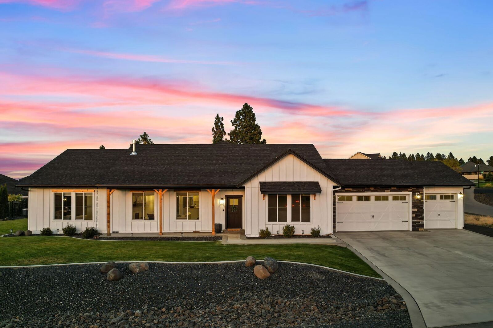 Property Photo:  2539 S Man O War Ln  WA 99037