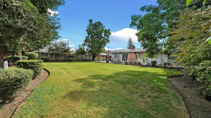 Property Photo:  542 W Paradise Avenue  CA 93277