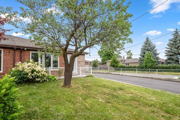 Photo de la propriété:  84 Goldsboro Road  ON M9L 1A7