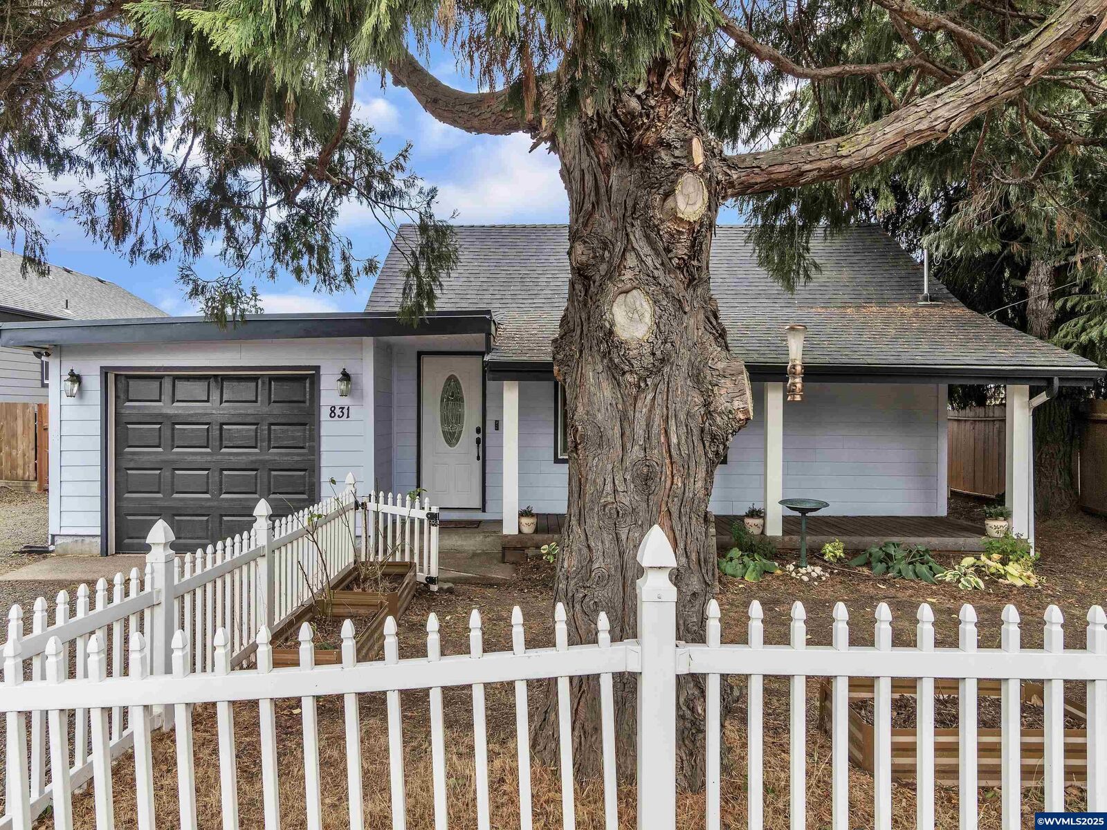 Property Photo:  831 W Oak St  OR 97355 