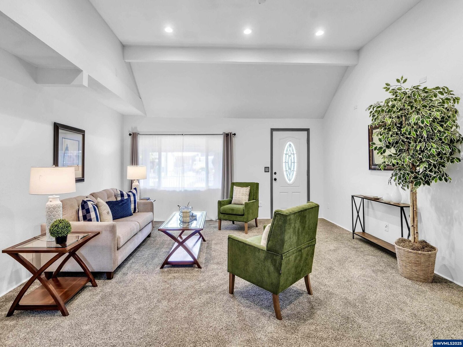 Property Photo: 831 W Oak St OR 97355