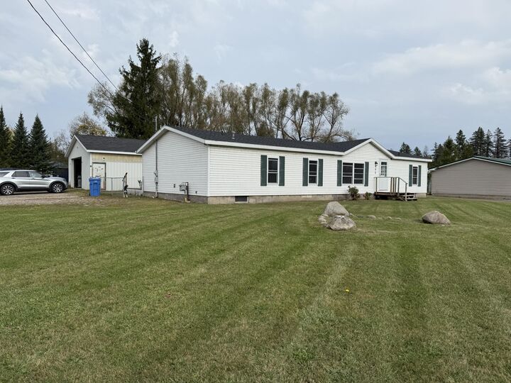 990 W State Street  Cheboygan MI 49721 photo