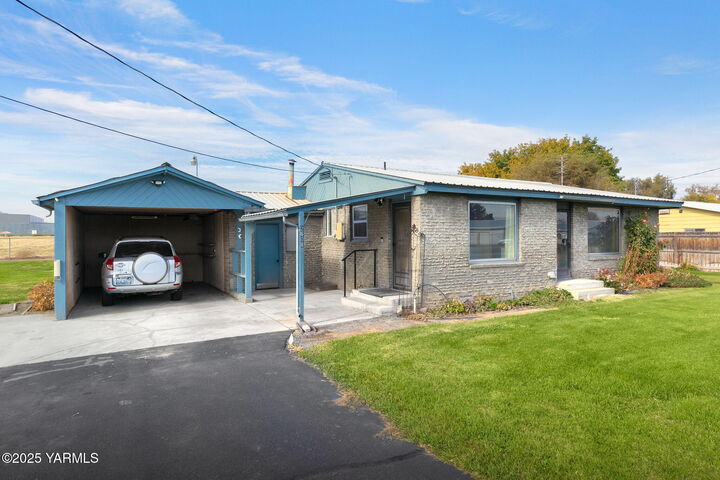 Property Photo:  2608 S 16th Ave  WA 98903