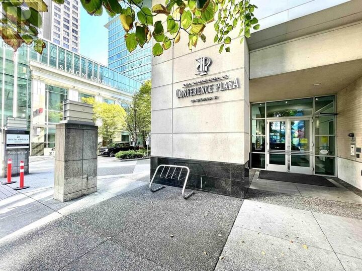 Property Photo: 438 Seymour Street 810 BC V6B 6H4