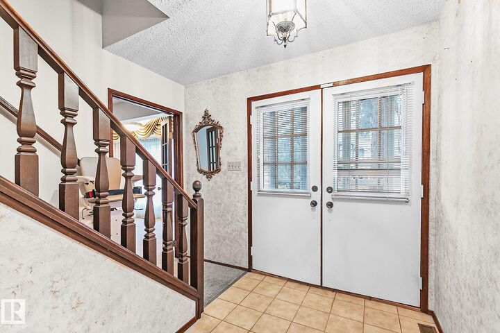 Property Photo:  186 Willow Way NW  AB T5T 1C8 