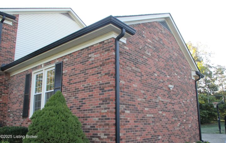 Property Photo:  303 Bromwell Ct  KY 40245 