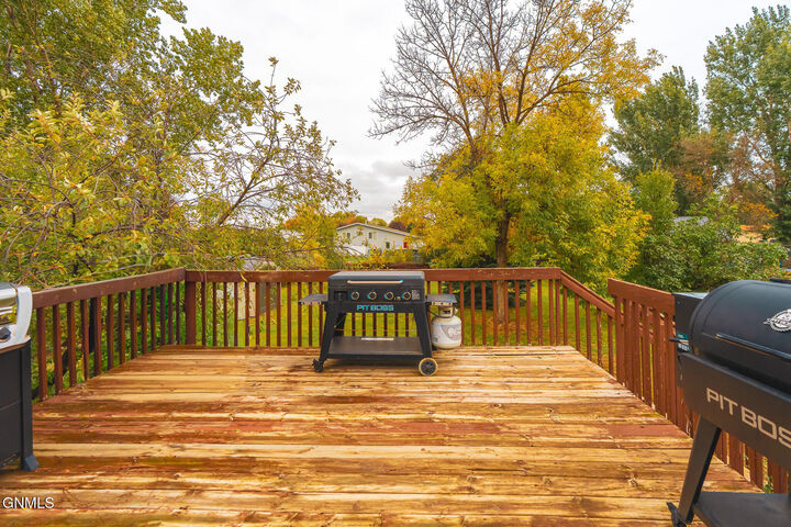 Property Photo:  26 Carlin Drive  ND 58504