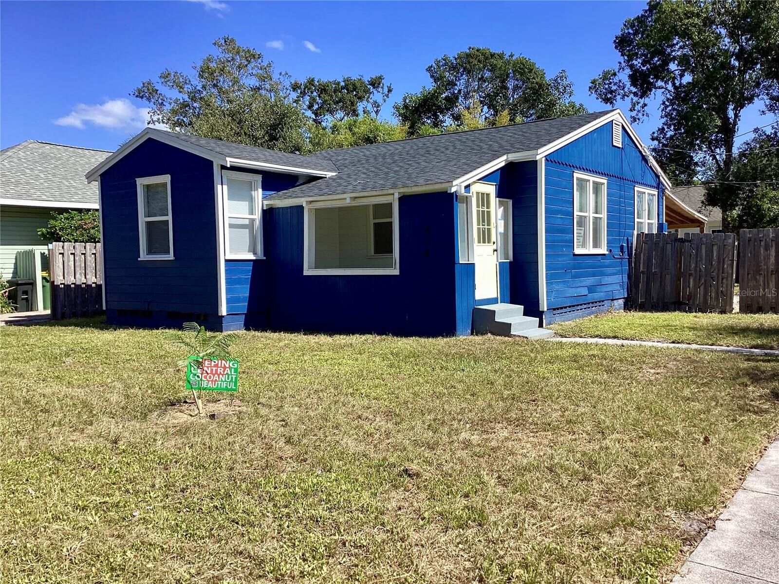 Property Photo:  1404 Cocoanut Avenue  FL 34236