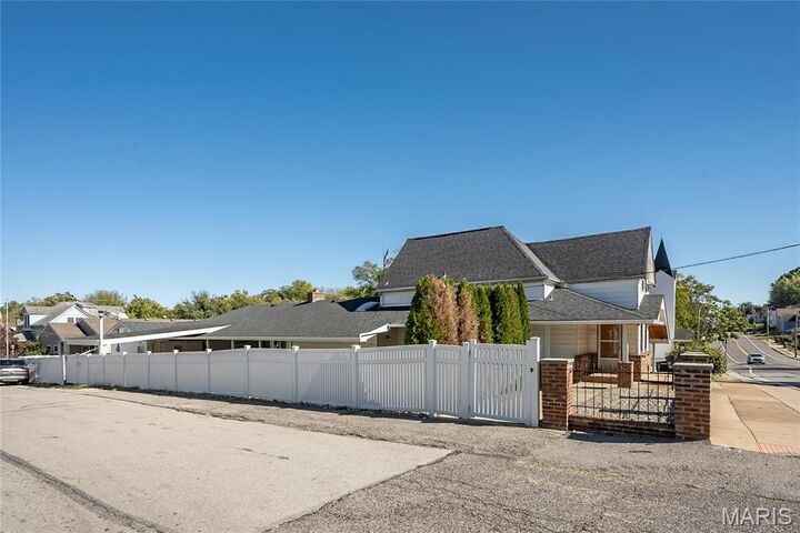 Property Photo:  437 Hoffmeister Avenue  MO 63125