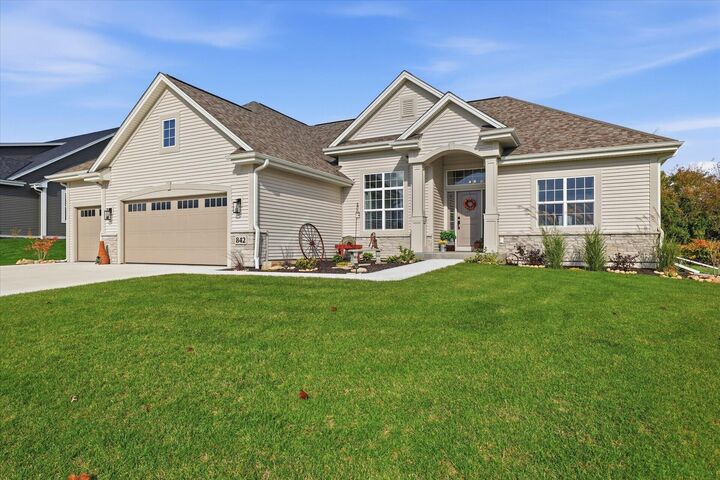 Property Photo:  842 Medina Dr  WI 53149 