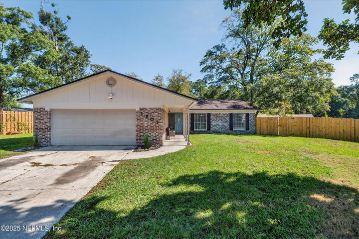 Property Photo: 1507 Brittany Court FL 32221