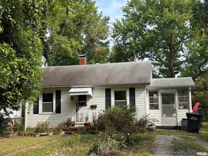 1010 W Walkup Avenue  Carbondale IL 62901 photo