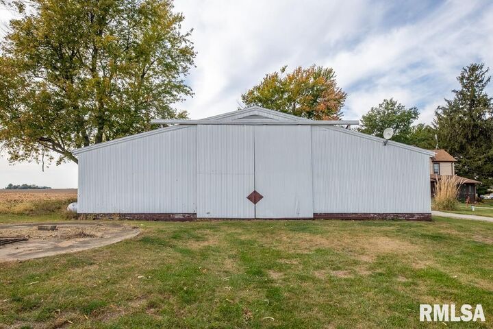 Property Photo:  1251 County Road 500 N  IL 61530