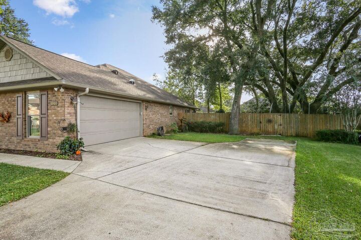 Property Photo:  5903 Dun Barton Ct  FL 32571 