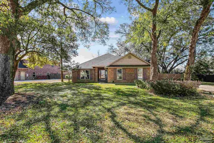 Property Photo:  5903 Dun Barton Ct  FL 32571 