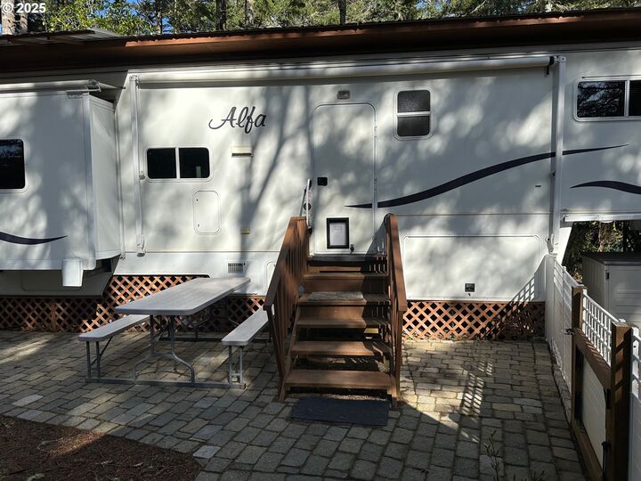 Property Photo:  71 Castaway Cove  OR 97439 