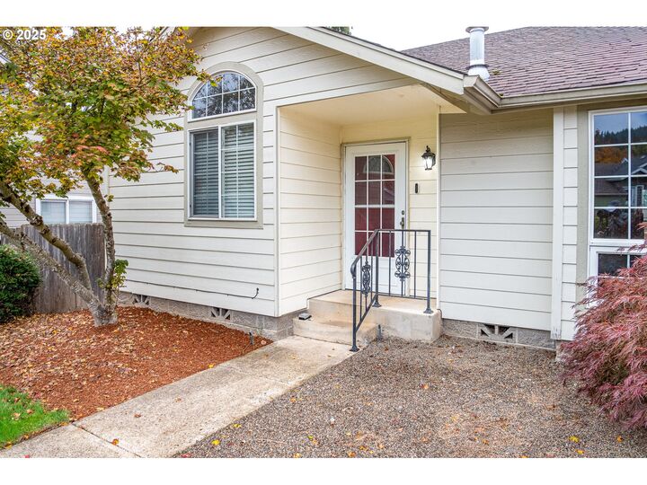 Property Photo:  1205 S 13th St  OR 97424