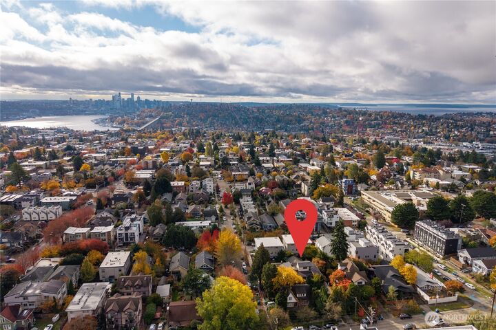 Property Photo:  4815  Evanston Avenue N B  WA 98103