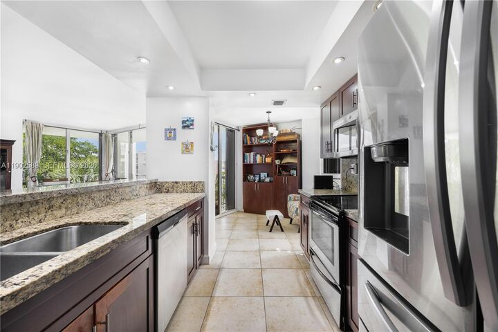 Property Photo:  4000 Towerside Ter 412  FL 33138 