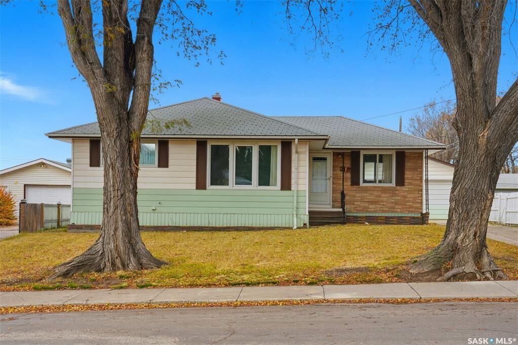 Photo de la propriété:  910 35th Street W  SK S7L 0Y3
