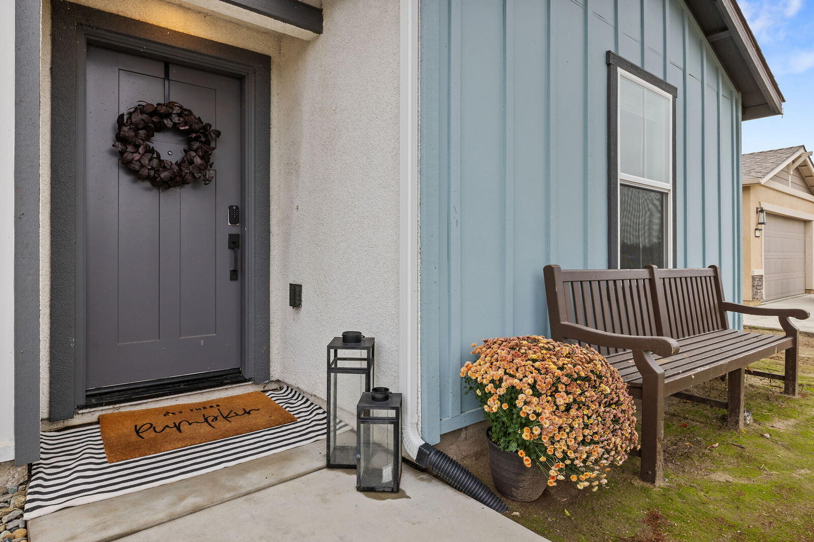 Property Photo: 1011 E Russell Avenue CA 93292