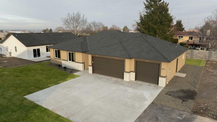 Property Photo: 1072 N Grant Place WA 99336