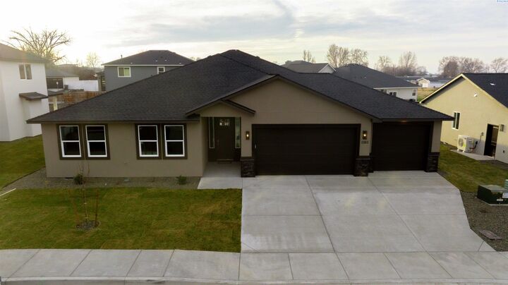 Property Photo:  1103 N Grant Place  WA 99336 
