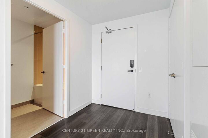 Property Photo:  3900 Confederation Parkway 5111  ON L5B 0M3